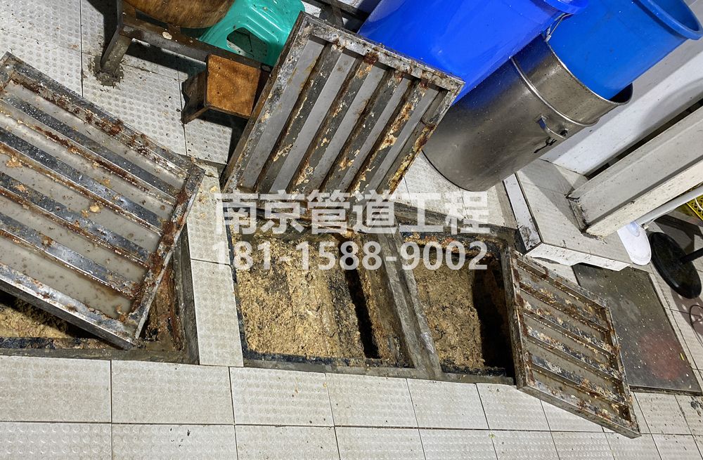 278雄州城管中队食堂隔油池清理