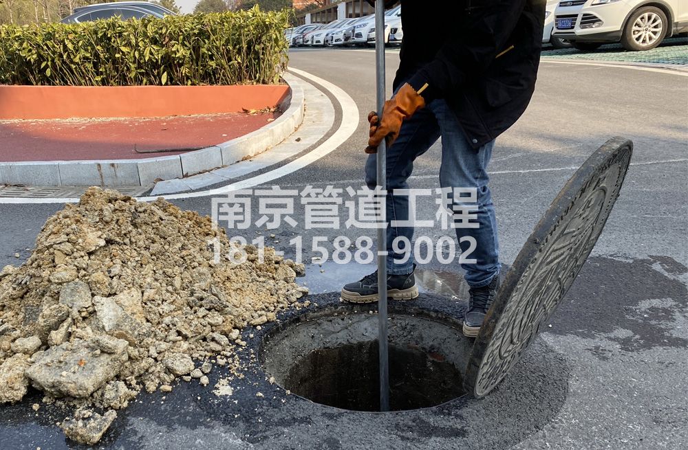306雄州管道油块清理